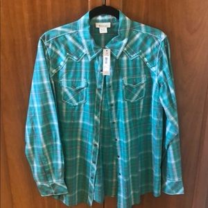 Teal Ariat long sleeved shirt. Snap closure.